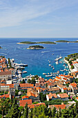 Blick auf die Stadt Hvar von der Festung Napoleon mit den Hölleninseln (Pakleni Otoci), Insel Hvar, Dalmatien, Kroatien, Südosteuropa