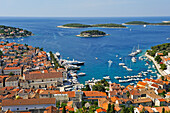 Blick auf die Stadt Hvar von der Festung Napoleon mit den Hölleninseln (Pakleni Otoci), Insel Hvar, Dalmatien, Kroatien, Südosteuropa