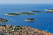 Blick auf die Stadt Hvar von der Festung Napoleon mit den Hölleninseln (Pakleni Otoci), Insel Hvar, Dalmatien, Kroatien, Südosteuropa