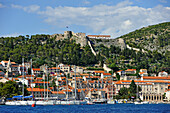 Spanische Festung oberhalb der Stadt Hvar vom Meer aus gesehen, Insel Hvar, Dalmatien, Kroatien, Südosteuropa