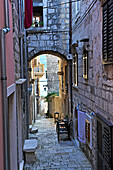 Passage in einer engen Gasse der Altstadt von Korcula, Insel Korcula, bei Dubrovnik, Dalmatien, Kroatien, Südosteuropa