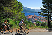 Radfahrer über der Altstadt von Korcula Stadt, Insel Korcula, bei Dubrovnik, Dalmatien, Kroatien, Südosteuropa