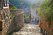 Typische gepflasterte Gasse am Hang, Stadt Lastovo, Insel Lastovo, bei Dubrovnik, Kroatien, Dalmatien, Südosteuropa