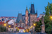 Karlsbrücke und Kleinseitner Brückenturm am frühen Morgen, St.-Nikolaus-Kirche, Moldau, Kleinseite, Prag, Tschechische Republik, Europa