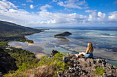 Junge Frau bei Ausblick über die Lagune und Küste bei Wanderung auf den Berg Le Morne, Le Morne, Rivière Noire, Insel Mauritius, Indischer Ozean