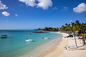 Ausflugsboote am Strand mit Kokospalmen im Royal Palms Beachcomber Resorts, Grand Baie, Rivière du Rempart, Insel Mauritius, Indischer Ozean