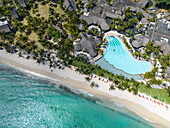 Luftaufnahme von Strand und Swimmingpool im Dinarobin Beachcomber Golf Resort & Spa, Le Morne, Rivière Noire, Insel Mauritius, Indischer Ozean