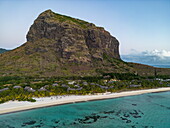 Luftaufnahme vom Strand im Dinarobin Beachcomber Golf Resort & Spa und Berg Le Morne, Le Morne, Rivière Noire, Insel Mauritius, Indischer Ozean