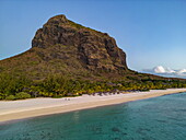 Luftaufnahme vom Strand im Dinarobin Beachcomber Golf Resort & Spa und Berg Le Morne, Le Morne, Rivière Noire, Insel Mauritius, Indischer Ozean