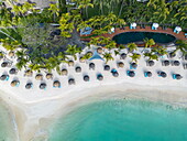 Luftaufnahme von strohgedeckten Sonnenschirmen am Strand, im Royal Palms Beachcomber Luxury Resorts, Grand Baie, Rivière du Rempart, Insel Mauritius, Indischer Ozean