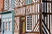 Fachwerkhäuser an der Hauptstraße/Ecke Rue de la Catouillette in Beuvron-en-Auge im Pays d'Auge im Département Calvados in der Region Normandie in Frankreich