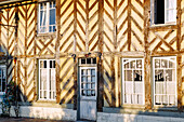 Fachwerkhaus an der Hauptstraße in Beuvron-en-Auge im Pays d'Auge im Département Calvados in der Region Normandie in Frankreich