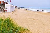  Sandy beach and bathing huts in Cabourg on the Flower Coast (Côte Fleurie, Cote Fleurie) in the Calvados department in the Normandy region of France 