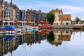 Altstadt von Honfleur mit altem Hafenbecken Le Vieux Bassin und der mittelalterlichen Statthalterei La Lieutenance an der Blumenküste (Côte Fleurie, Cote Fleurie) im Département Calvados in der Region Normandie in Frankreich