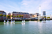 Bassin du Commerce, Fußgängerbrücke Passerelle de la Bourse und Segelschule, Blick auf Wohnblöcke von Auguste Perret, Alta Tower in Le Havre an der Alabasterküste (Côte d'Albatre, Cote d'Albatre) im Département Seine-Maritime in der Region Normandie in Frankreich