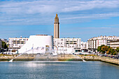 Bassin du Commerce mit Wasserspielen, Kulturzentrum Espace Oscar Niemeyer, Kirche Saint-Joseph sowie Wohnhäuser von Auguste Perret in Le Havre an der Alabasterküste (Côte d'Albatre, Cote d'Albatre) im Département Seine-Maritime in der Region Normandie in Frankreich