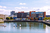 Bassin du Commerce, Blick auf den Quai d'Angoulême (Angouleme) mit Hotel Mercure Le Havre Centre und Gebäude des Radiosenders NRJ in Le Havre an der Alabasterküste (Côte d'Albatre, Cote d'Albatre) im Département Seine-Maritime in der Region Normandie in Frankreich