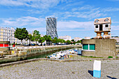 Quai Michel Fére mit monumentaler Holzskulptur ›No reason to Move‹ von Max Coulon und Blick auf Bassin du Roy, Wohnblöcke von Auguste Perret und Alta Tower in Le Havre an der Alabasterküste (Côte d'Albatre, Cote d'Albatre) im Département Seine-Maritime in der Region Normandie in Frankreich