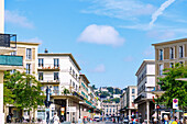 Rue de Paris mit Wohnhäusern von Auguste Perret und Blick auf das Rathaus Hôtel de Ville (Hotel de Ville) in Le Havre an der Alabasterküste (Côte d'Albatre, Cote d'Albatre) im Département Seine-Maritime in der Region Normandie in Frankreich