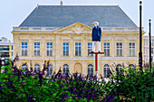  Museum National d&#39;Histoire Naturelle (Museum of Natural History, Museum of Natural History) with painted bronze sculpture ›Monsieur Goéland‹ by Stephan Balkenhol (2020) from the cultural program ›Un Été au Havre‹ in Le Havre on the Alabaster Coast (Côte d&#39;Albatre, Cote d&#39;Albatre) in the Seine-Maritime department in the Normandy region of France 