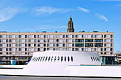 Kulturzentrum Espace Oscar Niemeyer mit Bibliotheksgebäude ›Petit Volcan‹ (Kleiner Vulkan) und Kirche Saint-Joseph sowie Wohnhäuser von Auguste Perret in Le Havre an der Alabasterküste (Côte d'Albatre, Cote d'Albatre) im Département Seine-Maritime in der Region Normandie in Frankreich