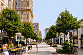 Rue Bernadin de Saint-Pierre mit Wohnhäusern und Geschäften von Auguste Perret in Le Havre an der Alabasterküste (Côte d'Albatre, Cote d'Albatre) im Département Seine-Maritime in der Region Normandie in Frankreich