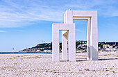 Strand (Plage) von Le Havre mit Skulptur ›Monument UP 3‹ von Sabina Lang und Daniel Baumann, und Blick auf den Vorort Sainte-Adresse an der Alabasterküste (Côte d'Albatre, Cote d'Albatre) im Département Seine-Maritime in der Region Normandie in Frankreich