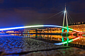 Bassin du Commerce mit Wasserspiegelung und Fußgängerbrücke Passerelle de la Bourse mit farbiger Beleuchtung im Abendlicht in Le Havre an der Alabasterküste (Côte d'Albatre, Cote d'Albatre) im Département Seine-Maritime in der Region Normandie in Frankreich