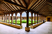 Kreuzgang in der Abbaye de Montivilliers (Abtei Montivilliers) mit Holzsäulen und Holzgebälk in Montivilliers an der Blumenküste (Côte Fleurie, Cote Fleurie) im Département Calvados in der Region Normandie in Frankreich