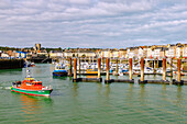 Hafen Port Plaisance mit Boot der Küstenwache bei steigender Flut in Dieppe an der Alabasterküste (Côte d'Albâtre, Cote d'Albatre) im Département Seine-Maritime in der Region Normandie in Frankreich