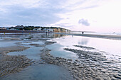 Strand bei Ebbe mit Kreidefelsen und Burg (Château de Dieppe) in Dieppe an der Alabasterküste (Côte d'Albâtre, Cote d'Albatre) im Département Seine-Maritime in der Region Normandie in Frankreich