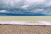 Gewitterwolken über dem Meer am Kieselstrand in Dieppe an der Alabasterküste (Côte d'Albâtre, Cote d'Albatre) im Département Seine-Maritime in der Region Normandie in Frankreich