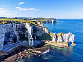  Chalk cliffs with rock arch La Falasie d&#39;Aumont, rock arch La Porte d&#39;Aval and rock needle l&#39;Aiguille in Etretat (Étretat) on the Alabaster Coast (Côte d&#39;Albâtre, Cote d&#39;Albatre) in the Seine-Maritime department in the Normandy region of France 