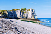  Rock gate La Porte d&#39;Aval at low tide in Etretat (Étretat) on the Alabaster Coast (Côte d&#39;Albâtre, Cote d&#39;Albatre) in the Seine-Maritime department in the Normandy region of France 