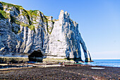 Felsentor La Porte d'Aval und Durchgang zum Felsentor La Manneporte bei Ebbe in Etretat (Étretat) an der Alabasterküste (Côte d'Albâtre, Cote d'Albatre) im Département Seine-Maritime in der Region Normandie in Frankreich