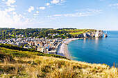  Etretat and chalk cliffs with rock gate La Porte d&#39;Aval and rock needle l&#39;Aiguille at high tide in Etretat (Étretat) on the Alabaster Coast (Côte d&#39;Albâtre, Cote d&#39;Albatre) in the Seine-Maritime department in the Normandy region of France 