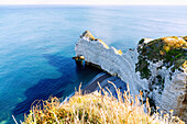 Felsentor La Falasie d'Aumont bei Flut in Etretat (Étretat) an der Alabasterküste (Côte d'Albâtre, Cote d'Albatre) im Département Seine-Maritime in der Region Normandie in Frankreich