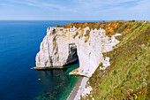 Felsentor La Manneporte bei Flut in Etretat (Étretat) an der Alabasterküste (Côte d'Albâtre, Cote d'Albatre) im Département Seine-Maritime in der Region Normandie in Frankreich