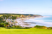 Ausblick auf Pourville-sur-Mer und Ebbe am Strand mit Kreidefelsen an der Alabasterküste (Côte d'Albâtre, Cote d'Albatre) im Département Seine-Maritime in der Region Normandie in Frankreich