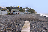  Pebble beach with bathing huts and view of the chalk cliffs in Quiberville-sur-Mer on the Alabaster Coast (Côte d&#39;Albâtre, Cote d&#39;Albatre) in the Seine-Maritime department in the Normandy region of France 