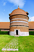 Landschloss Manoir d'Ango mit Taubenhaus (Colombier, Pigeonnier) in Varengeville-sur-Mer an der Alabasterküste (Côte d'Albâtre, Cote d'Albatre) im Département Seine-Maritime in der Region Normandie in Frankreich