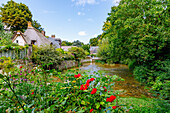 Les Moulins de la Veule mit reetgedeckten Häusern und Source de la Veule in Veules-les-Roses an der Alabasterküste (Côte d'Albâtre, Cote d'Albatre) im Département Seine-Maritime in der Region Normandie in Frankreich