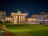 Pariser Platz und Brandenburger Tor bei Nacht, Unter den Linden, Berlin-Mitte, Ostberlin, Berlin, Deutschland, Europa