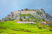  Blick auf die Einsiedelei Santa Maria di Montevergine, Caltabellotta, Bezirk Agrigent, Sizilien, Italien 