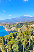  Blick auf die Ionische Küste und den Ätna in der Ferne, Taormina, Sizilien, Italien 