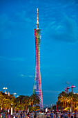  Der Canton Tower, ein 604 Meter hohes, modernes Mehrzweckgebäude, hell erleuchtet in der Abenddämmerung. Guangzhou, Provinz Guangdong, China. 