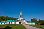  Außenansicht des Front Gate Complex (erbaut 1671–1673). Museumsreservat Kolomenskoje, Moskau, Russland. 