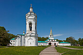 Außenansicht des St.-Georg-Glockenturm mit dem Front Gate-Komplex im Hintergrund. Museumsreservat Kolomenskoje, Moskau, Russland.