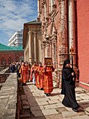  Russisch-orthodoxe Prozession während der Osterfeierlichkeiten im Vysokopetrovsky-Kloster (Hochkloster St. Peter). Moskau, Russland. 