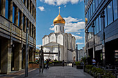  Außenansicht der alten St.-Nikolaus-Kirche in Twerskaja Zastawa, umgeben von modernen Gebäuden. Moskau, Russland. 